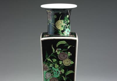 图片[3]-Square vase decorated with flower-and-bird pattern in three-color glaze of famille noire on a black ground, Qing dynasty, Kangxi reign (1662-1722)-China Archive